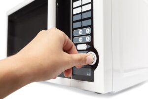 Почему не открывается дверь микроволновки после приготовления
